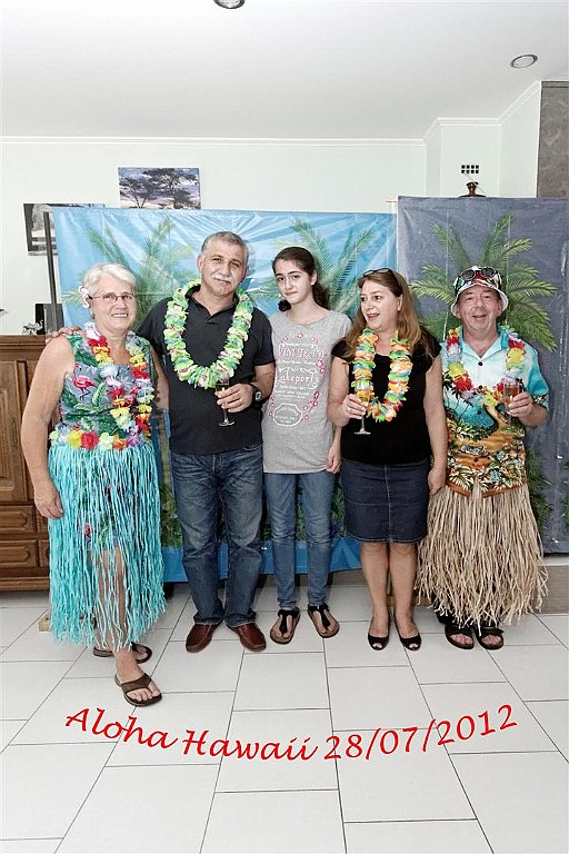 HawaiiParty (21).jpg - Met de aanwezigen op de foto